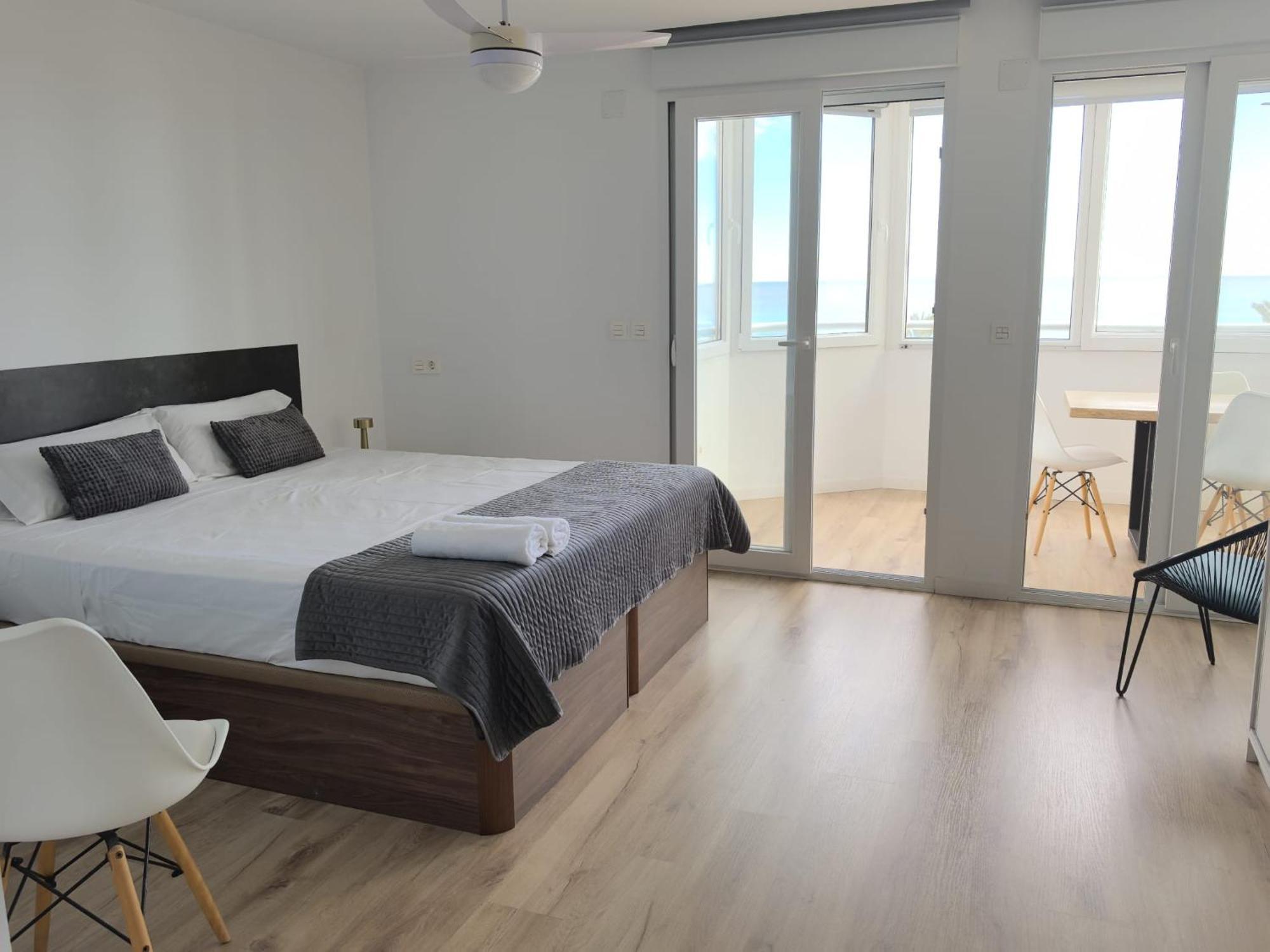 Lujoso Apartamento En Primera Linea De Playa Alicante Bagian luar foto